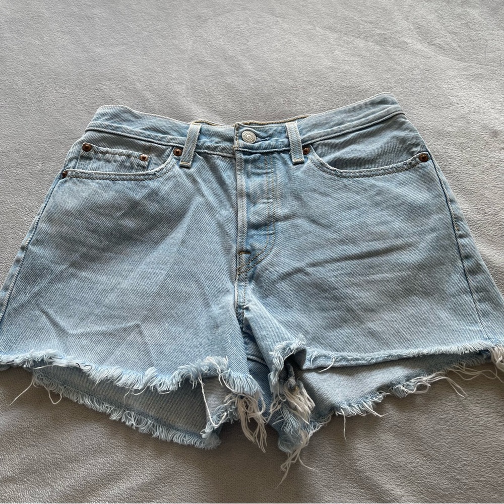 Levi  100% cotton stonewashed hi rise raw hem button fly “Wedgie” shorts, 27